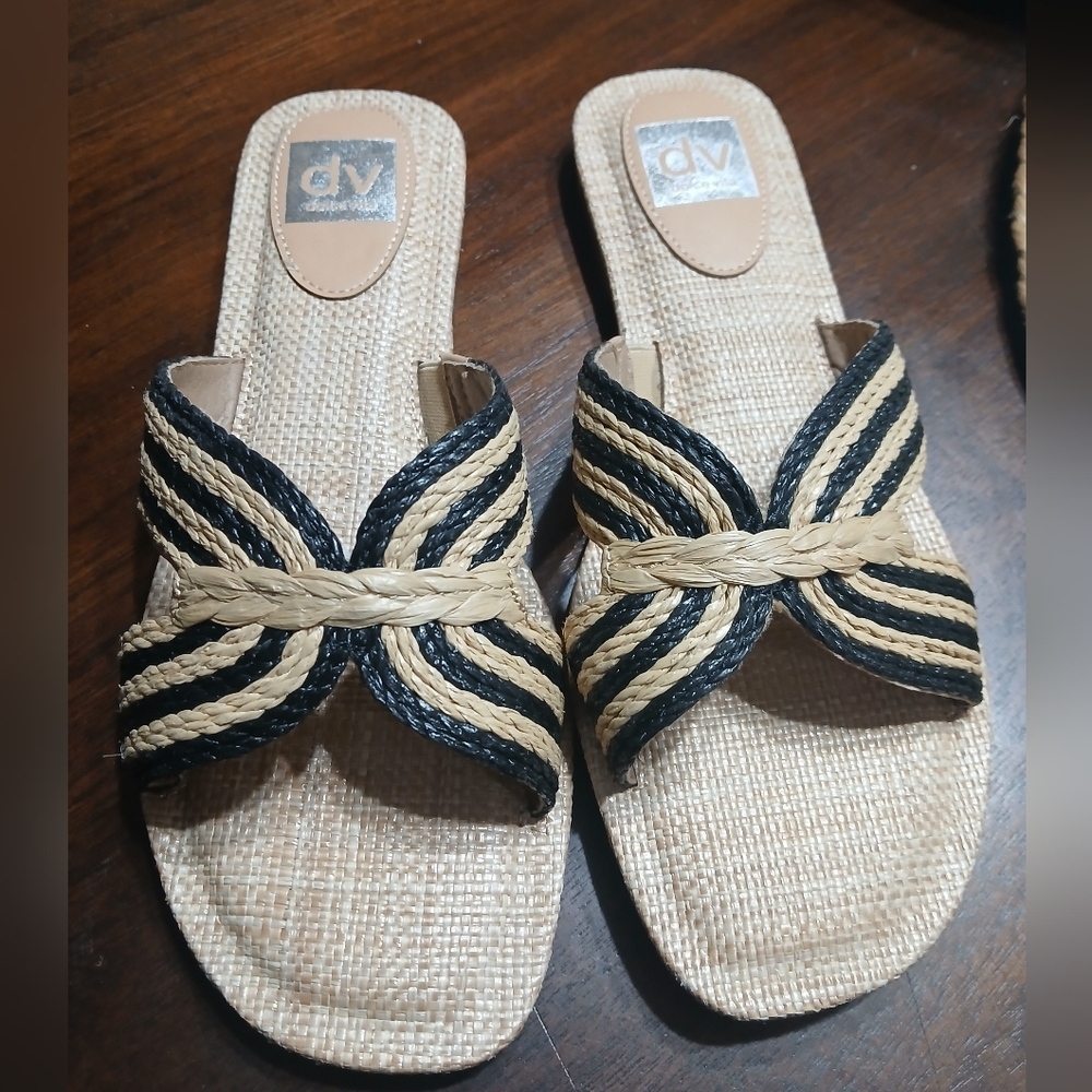 DV by Dolce Vita Women's Jenzy  Black and Tan Woven Sandals Vacation Resort Wear